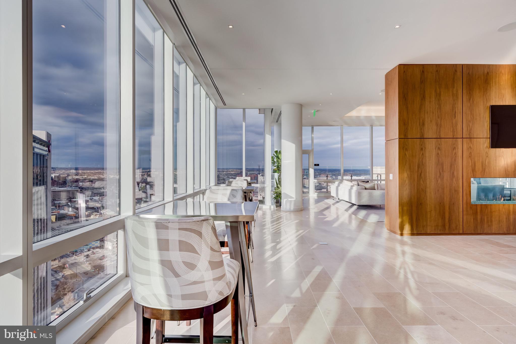 FOUR SEASONS PRIVATE RESIDENCES - Residential