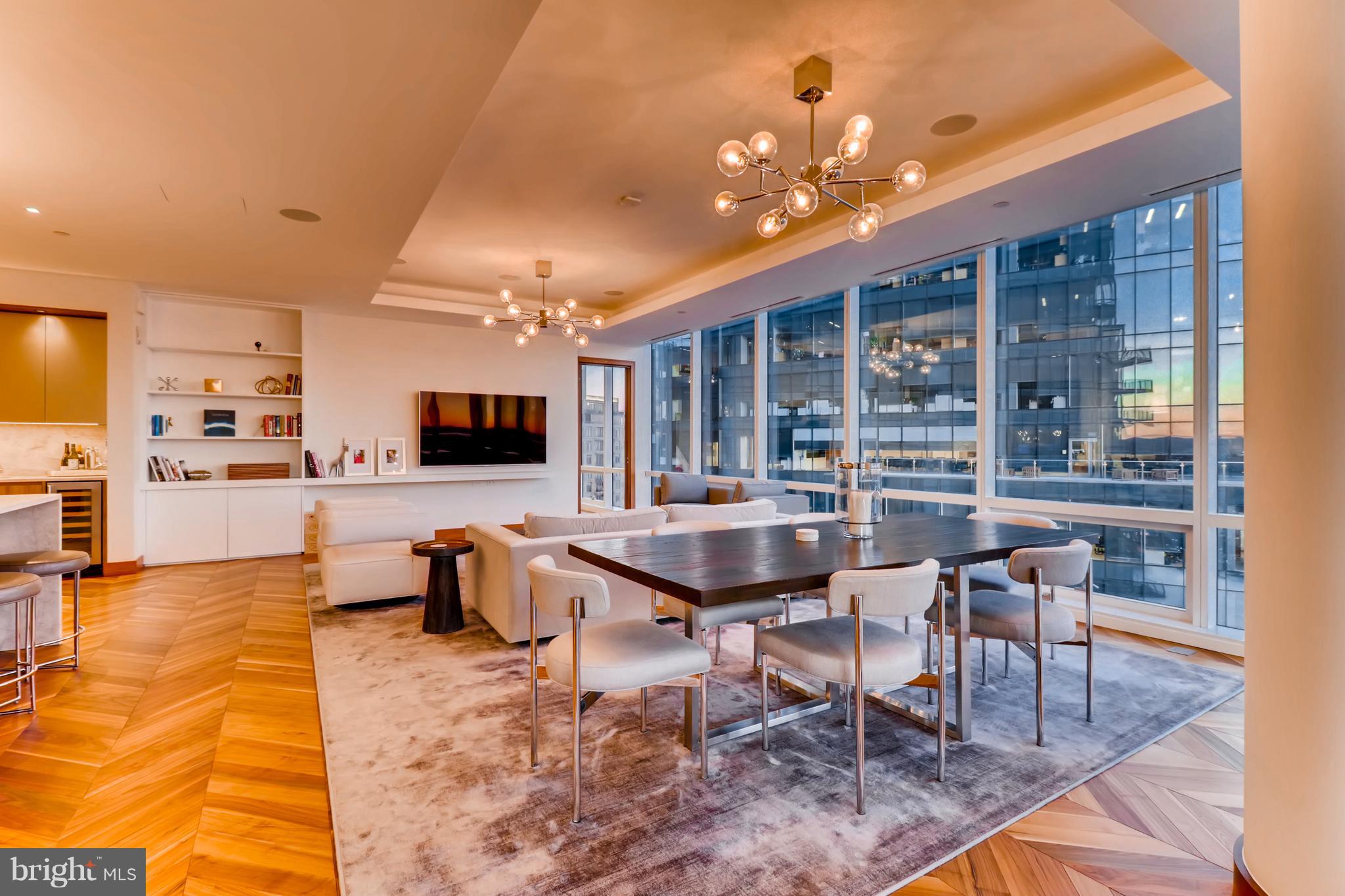 FOUR SEASONS PRIVATE RESIDENCES - Residential