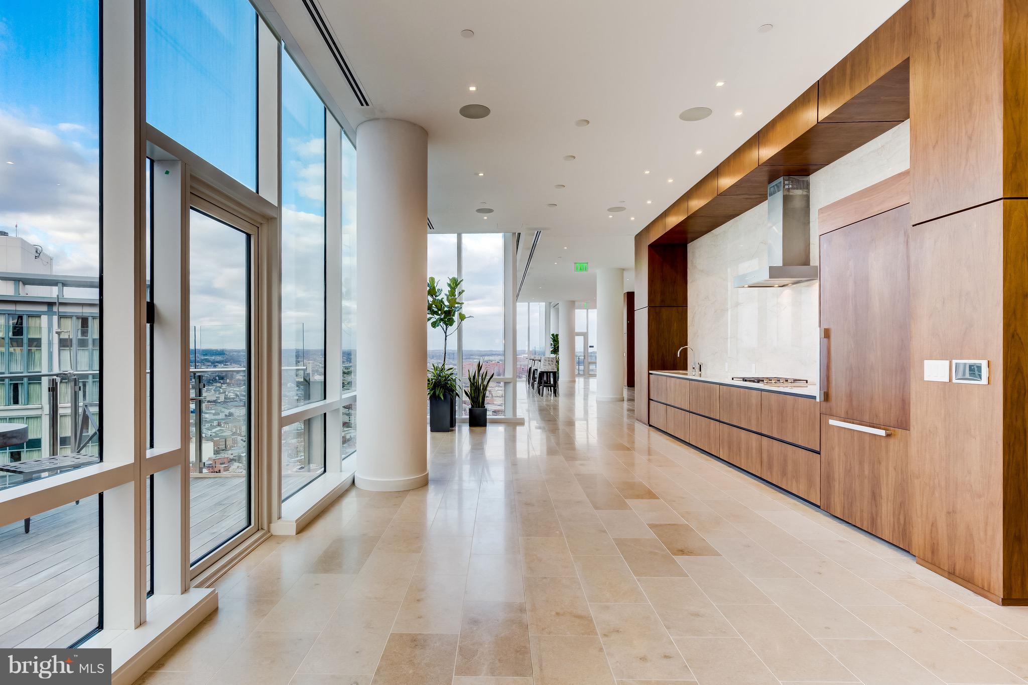 FOUR SEASONS PRIVATE RESIDENCES - Residential