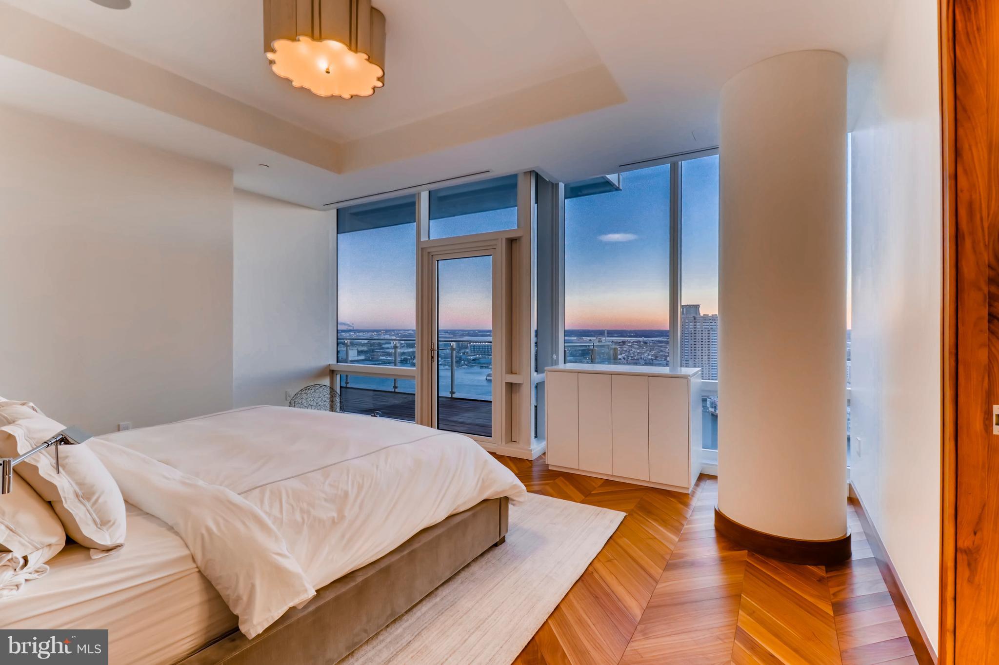 FOUR SEASONS PRIVATE RESIDENCES - Residential