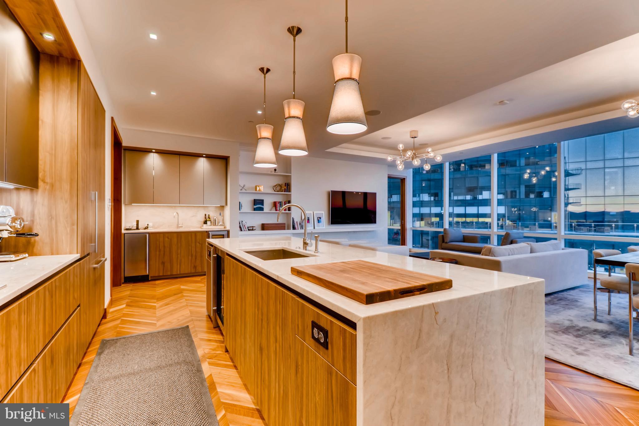 FOUR SEASONS PRIVATE RESIDENCES - Residential