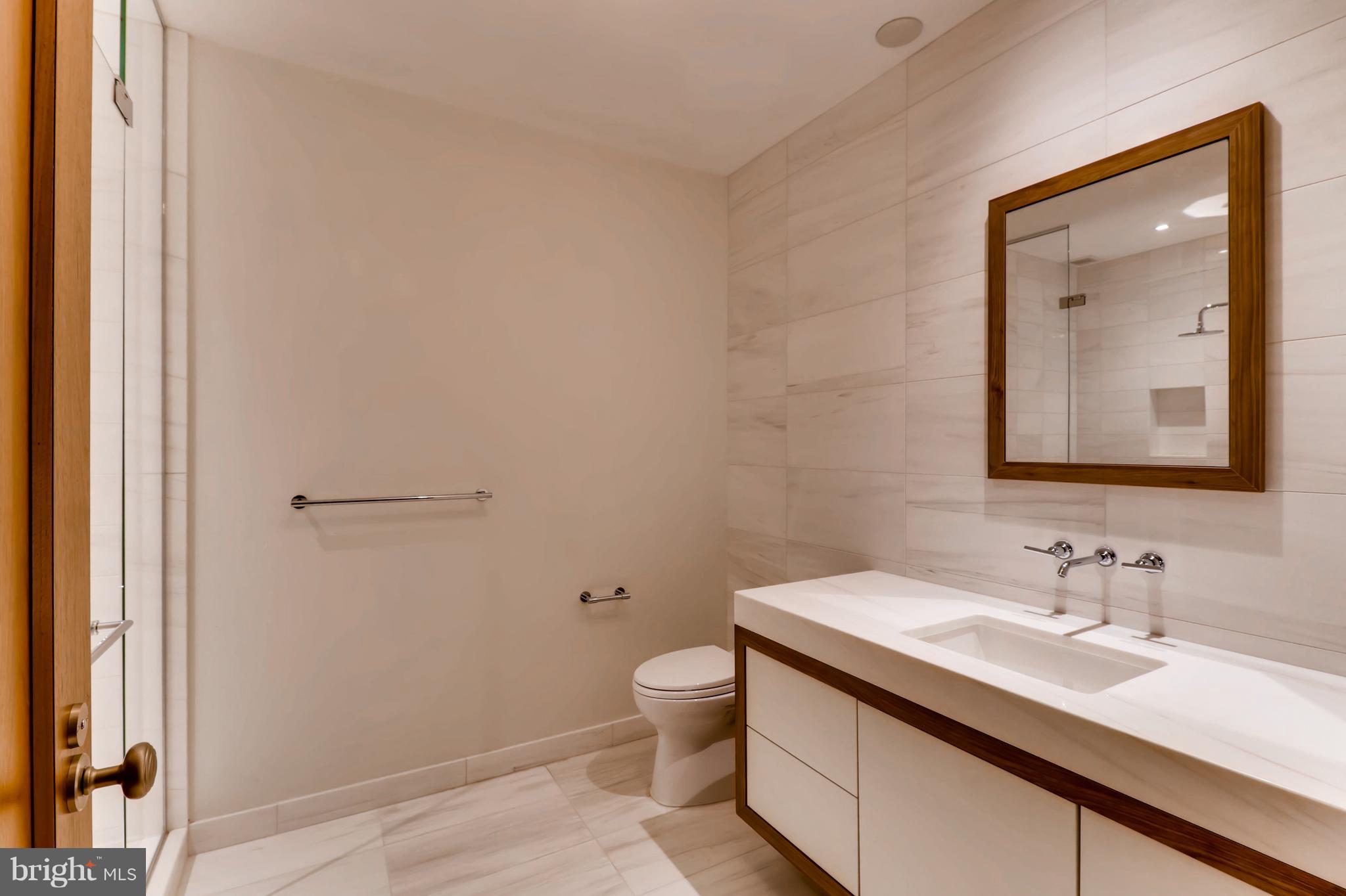 FOUR SEASONS PRIVATE RESIDENCES - Residential