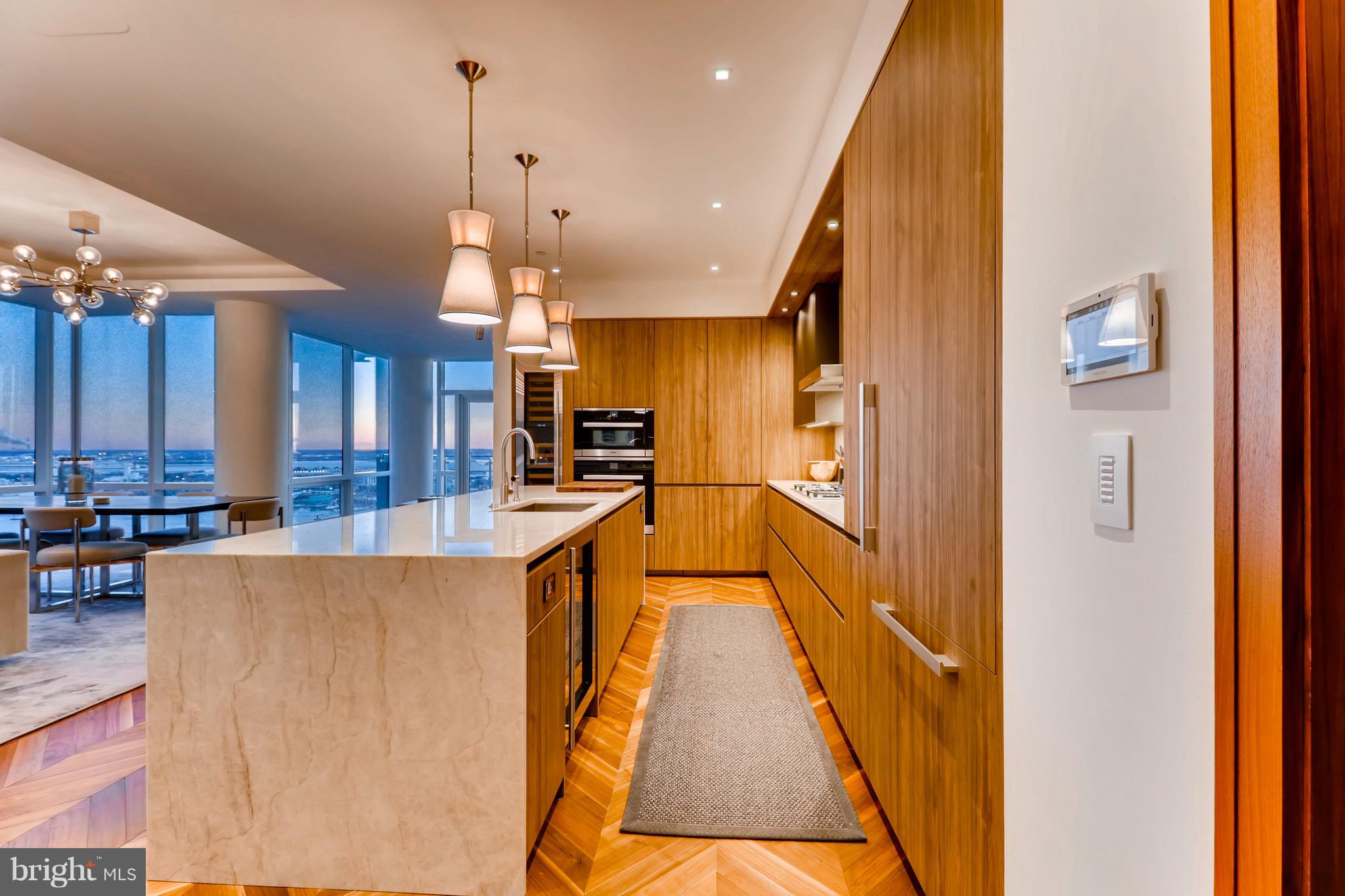 FOUR SEASONS PRIVATE RESIDENCES - Residential