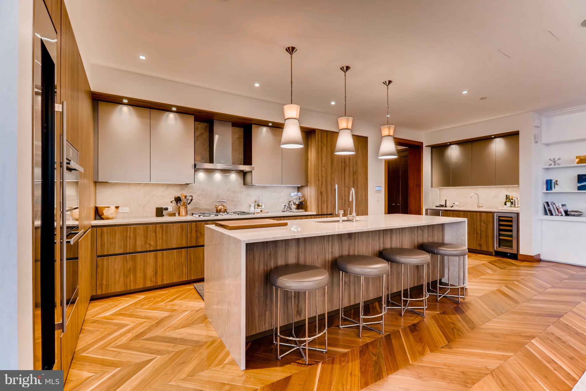 FOUR SEASONS PRIVATE RESIDENCES - Residential