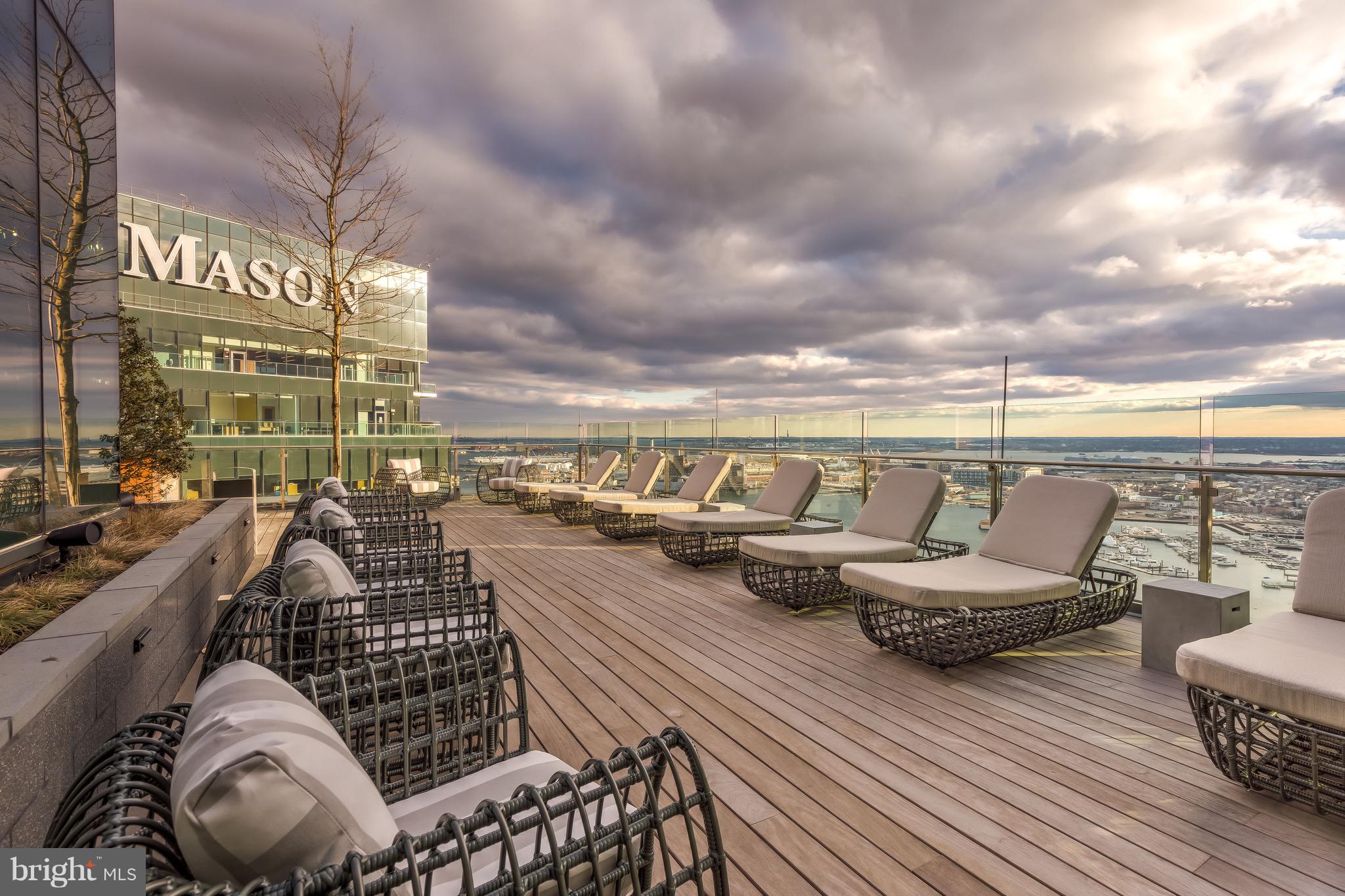 FOUR SEASONS PRIVATE RESIDENCES - Residential