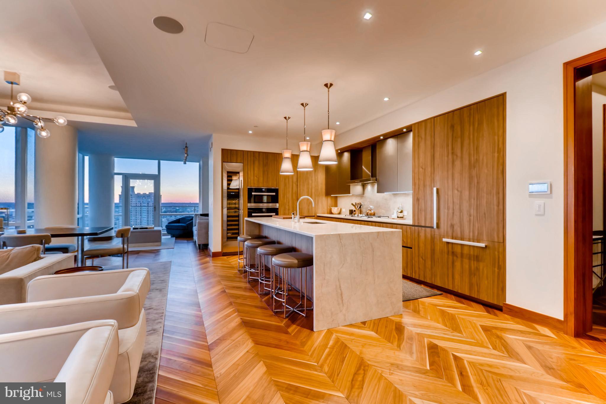 FOUR SEASONS PRIVATE RESIDENCES - Residential