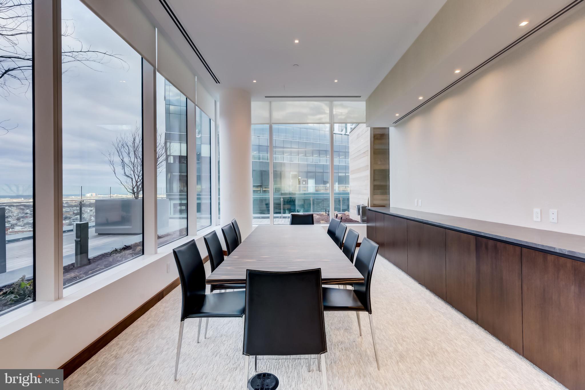 FOUR SEASONS PRIVATE RESIDENCES - Residential