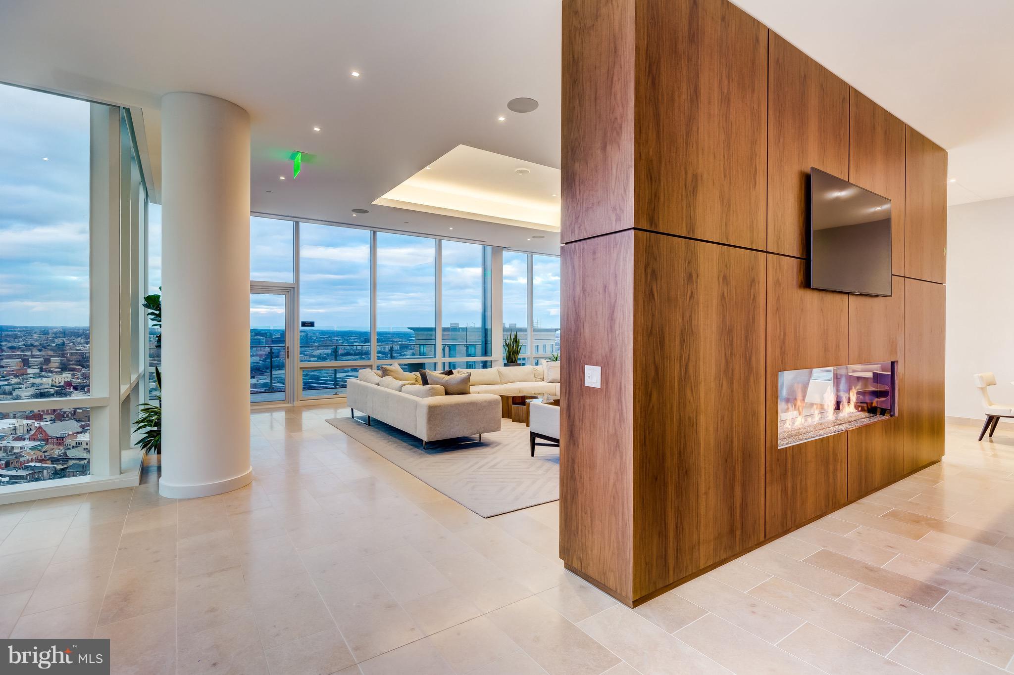 FOUR SEASONS PRIVATE RESIDENCES - Residential