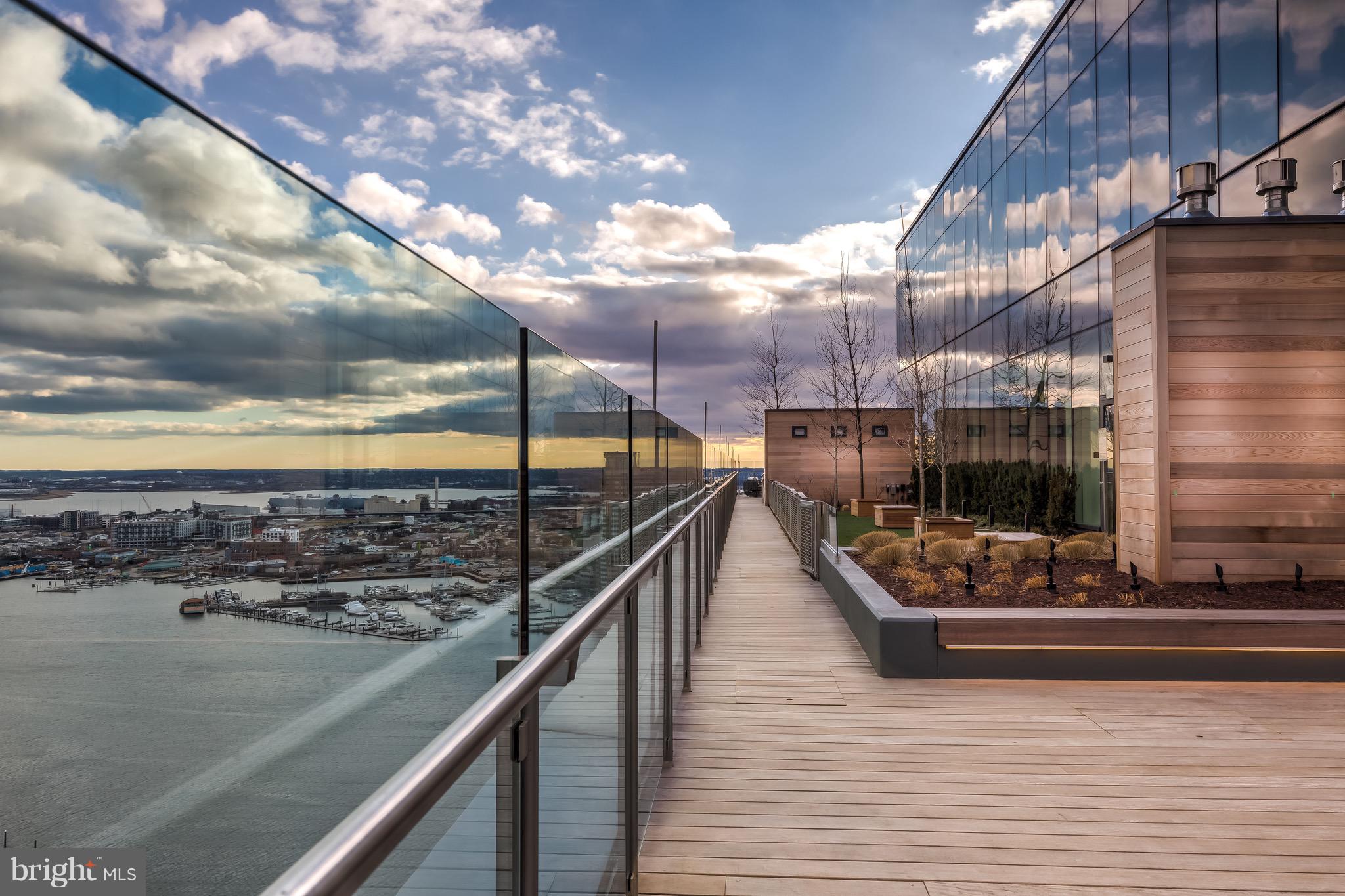 FOUR SEASONS PRIVATE RESIDENCES - Residential