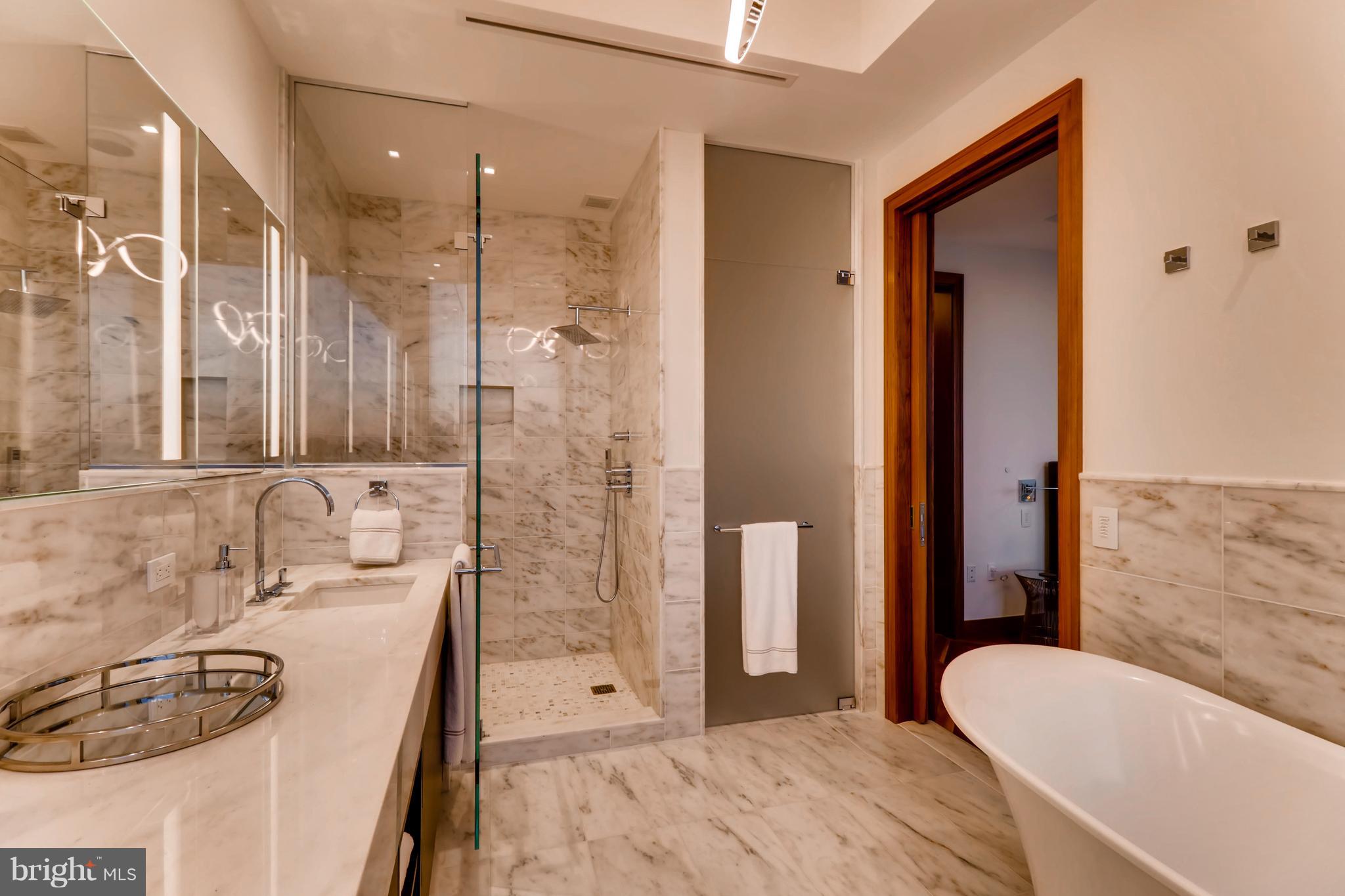 FOUR SEASONS PRIVATE RESIDENCES - Residential