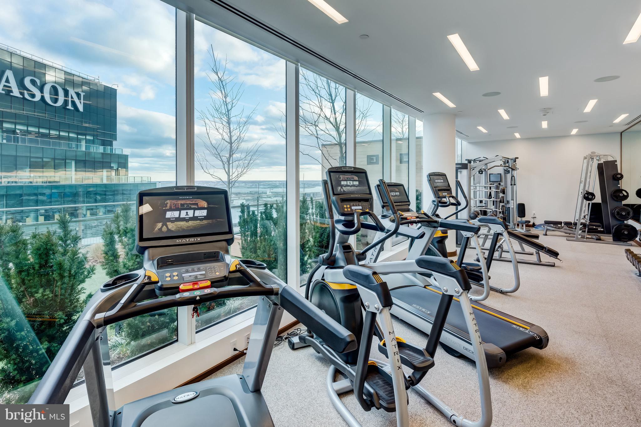 FOUR SEASONS PRIVATE RESIDENCES - Residential