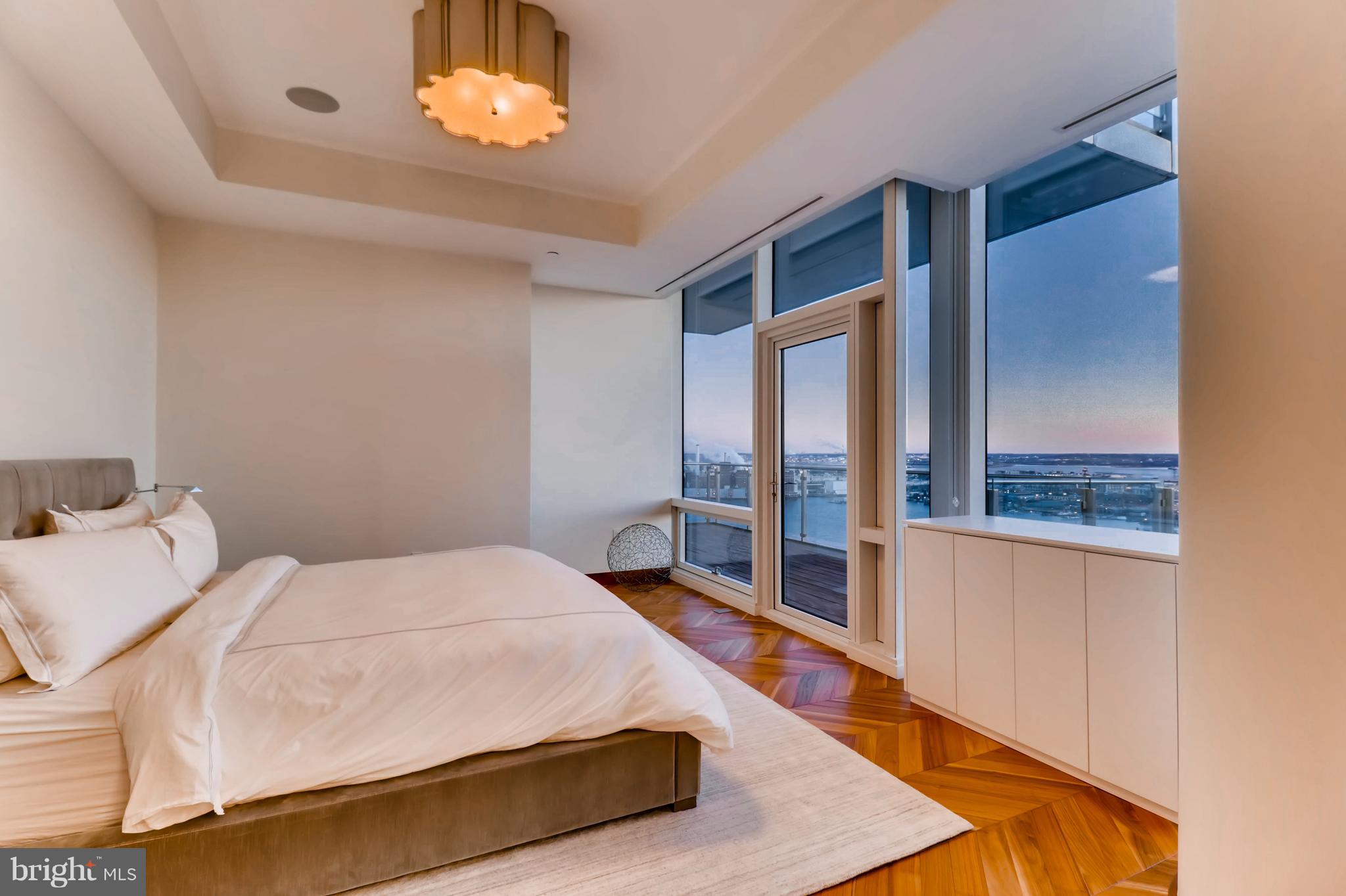 FOUR SEASONS PRIVATE RESIDENCES - Residential