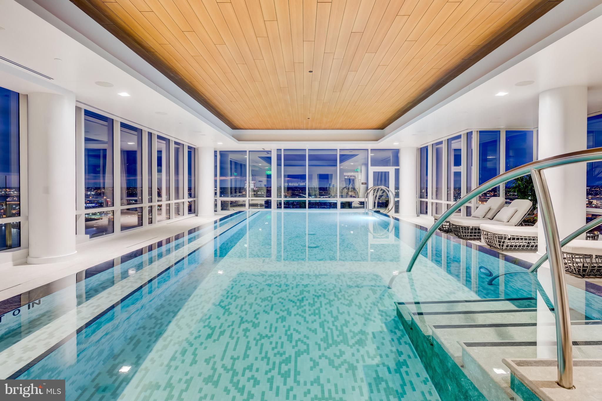 FOUR SEASONS PRIVATE RESIDENCES - Residential