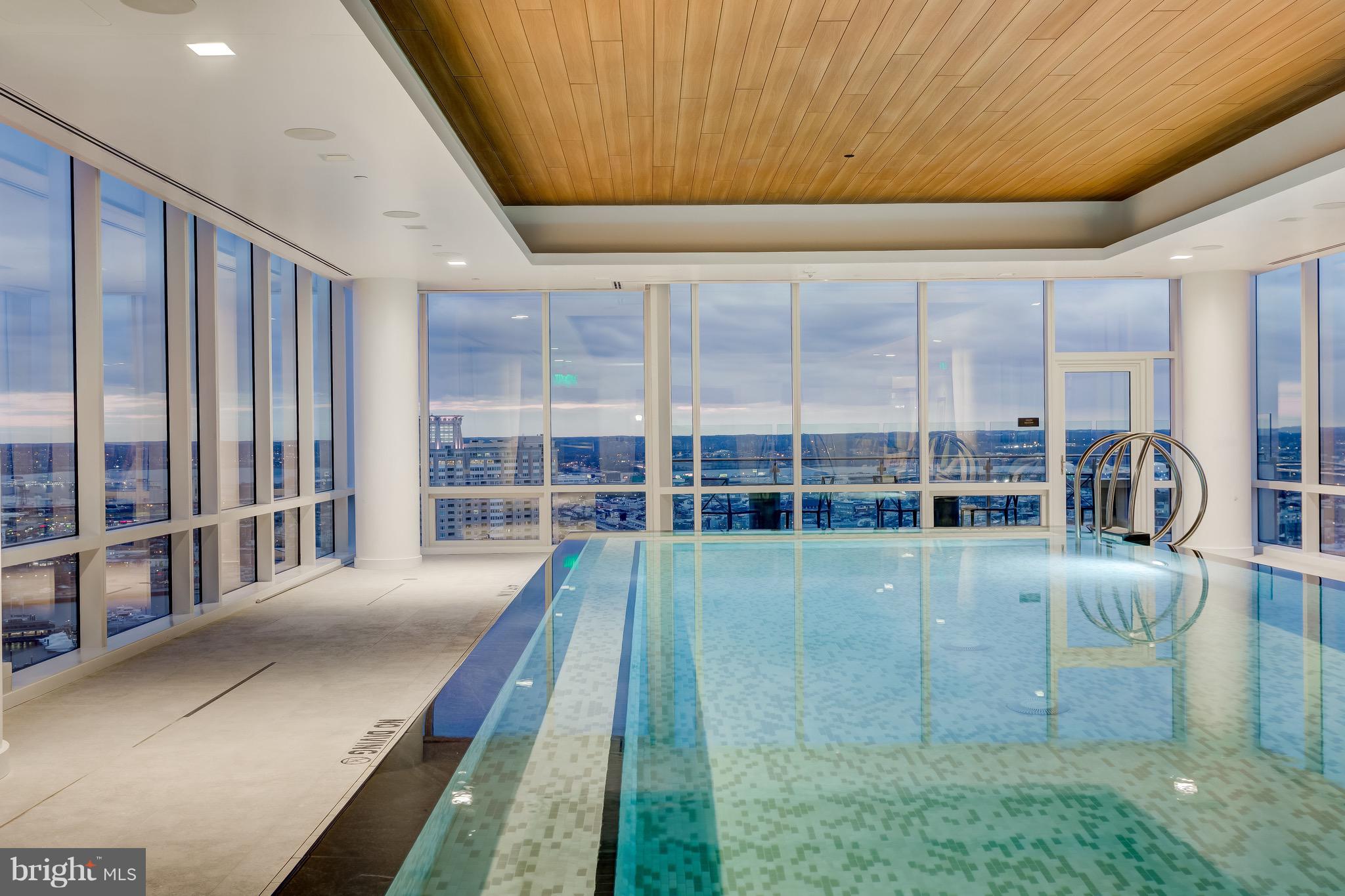 FOUR SEASONS PRIVATE RESIDENCES - Residential