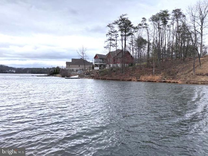 Come to the very popular SOUTH SIDE where the LAKE whispers to you in soft and quiet tones. Come and find out why the SOUTH SIDE is so very attractive for LAKE LIVING at LAKE HOLIDAY ESTATES.  This parcel is gently sloped on a wide COVE (No Wake).   Lots of LAKE WILDLIFE and the parcel is within a few minutes WALK to BEACH 2..  There is NO THROUGH TRAFFIC here  and There are NO HOUSES across the COVE since that area is not authorized for housing. So, come and build your LAKEFRONT HOME-Local Builder Standing By - or BUY and HOLD. 
Seller has CUSTOM house plans for this parcel that can be negotiated.