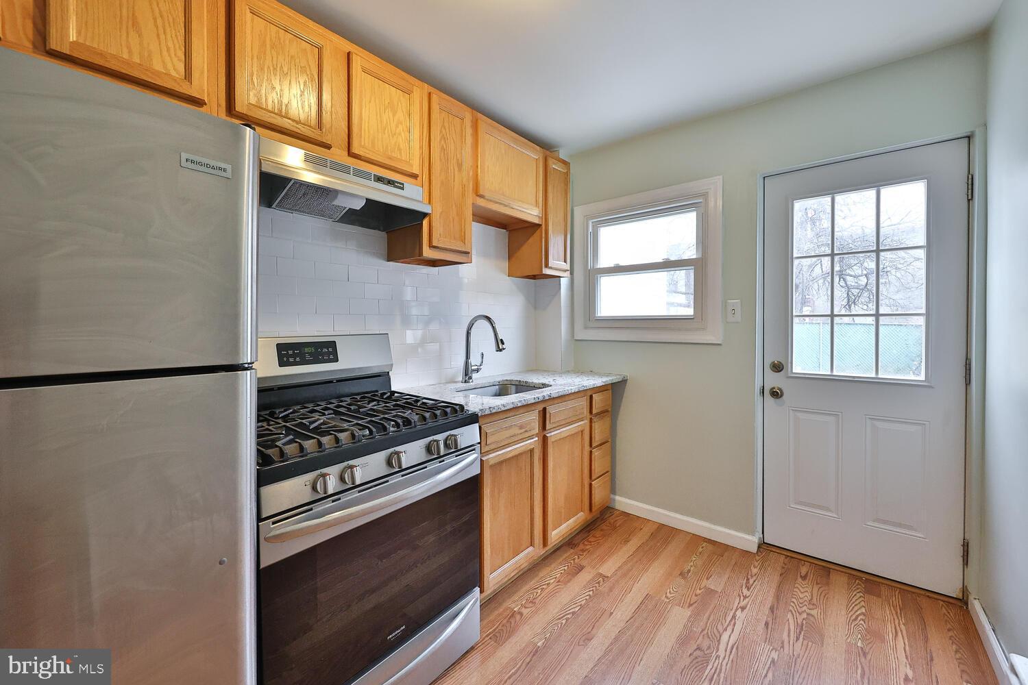 PORT RICHMOND - Residential Lease