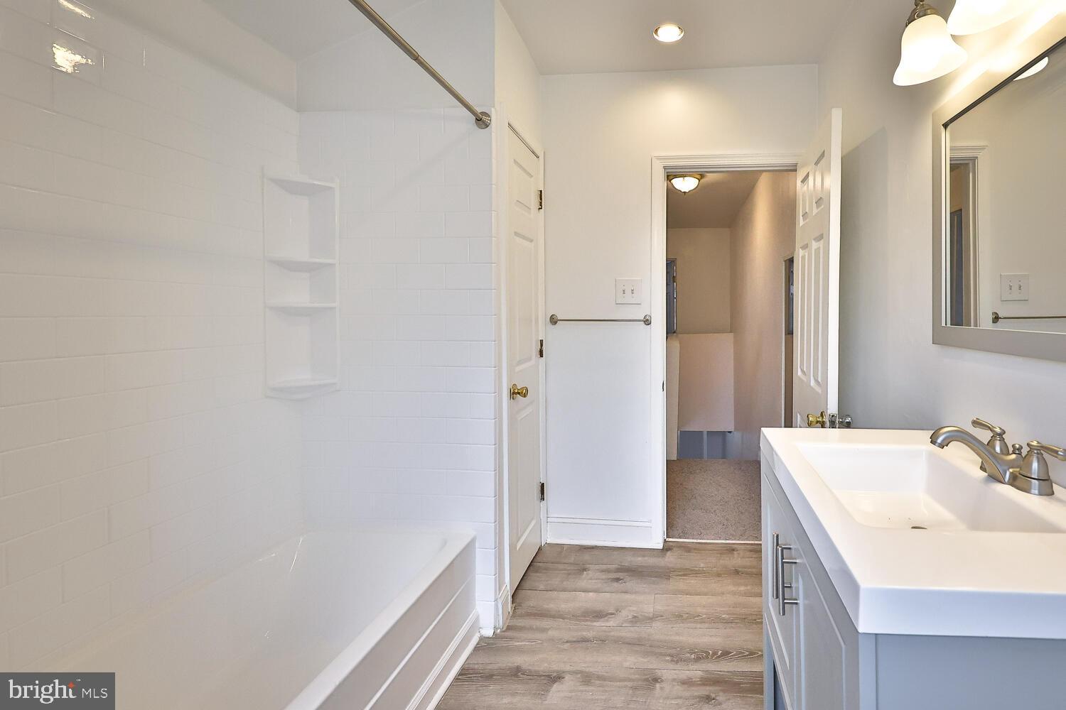 PORT RICHMOND - Residential Lease