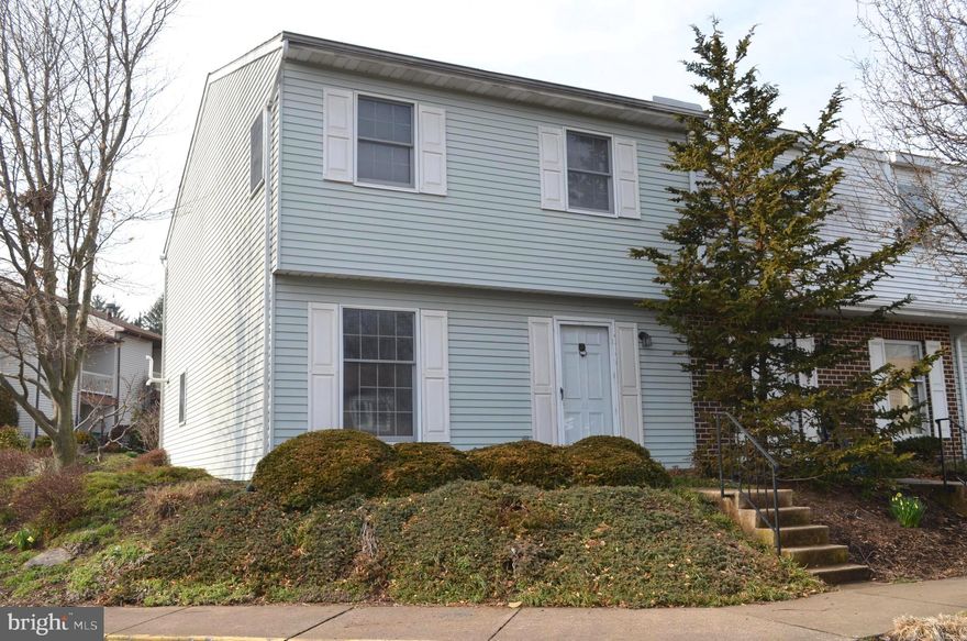 Roomy, end unit condo in the desirable Beacon Hill area.  This 3 bedroom, 1.5 bath home offers an eat in kitchen and dining room as well as a new kitchen floor, new paint on first floor and in the full bath.  Energy efficient gas furnace that is only 6 years old.  Seller is offering $5,000 for new carpet and painting the remainder of the home. Seller will also pay the Initiation fee with an acceptable offer!