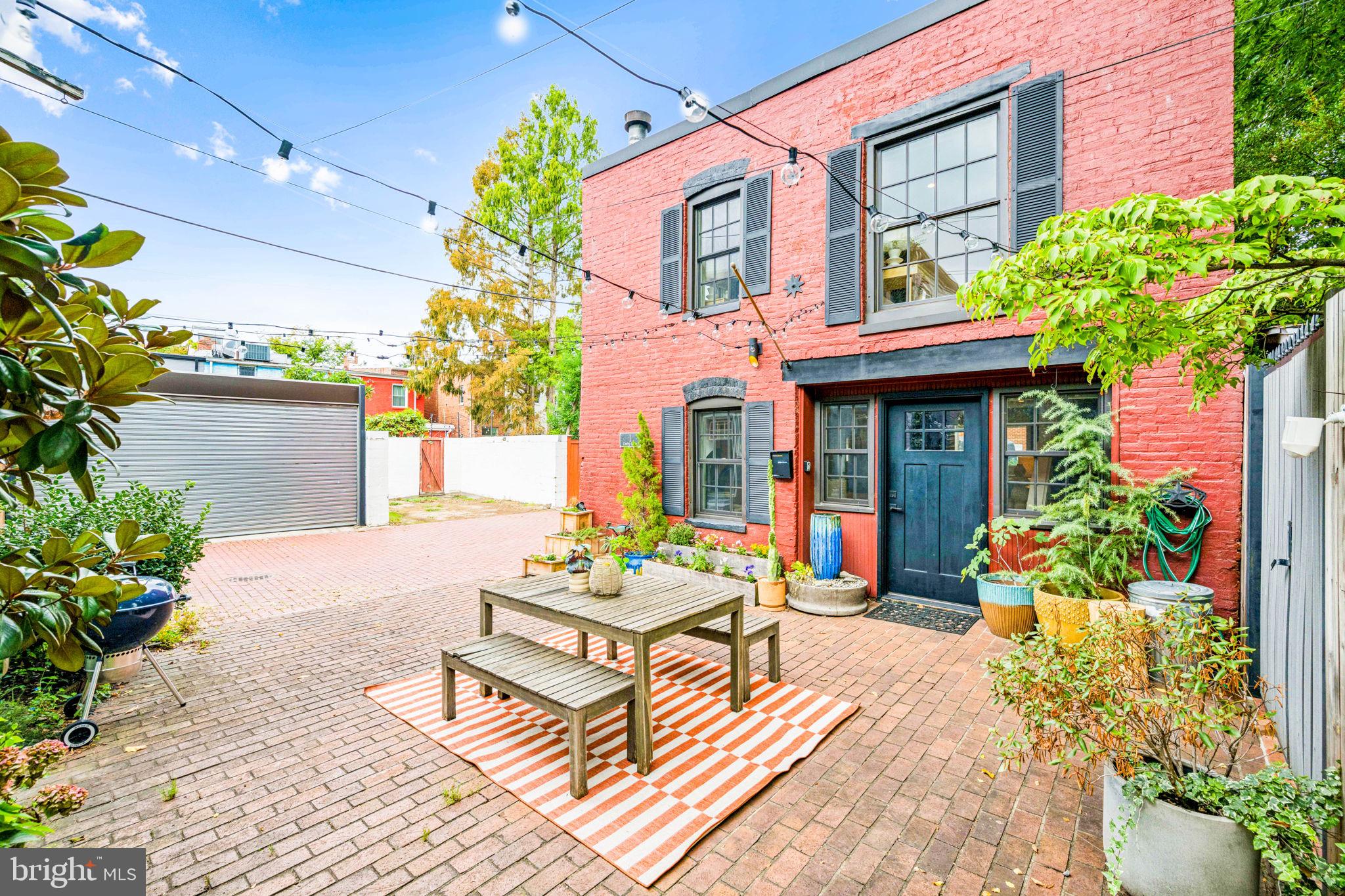 1 DERBY LANE SE