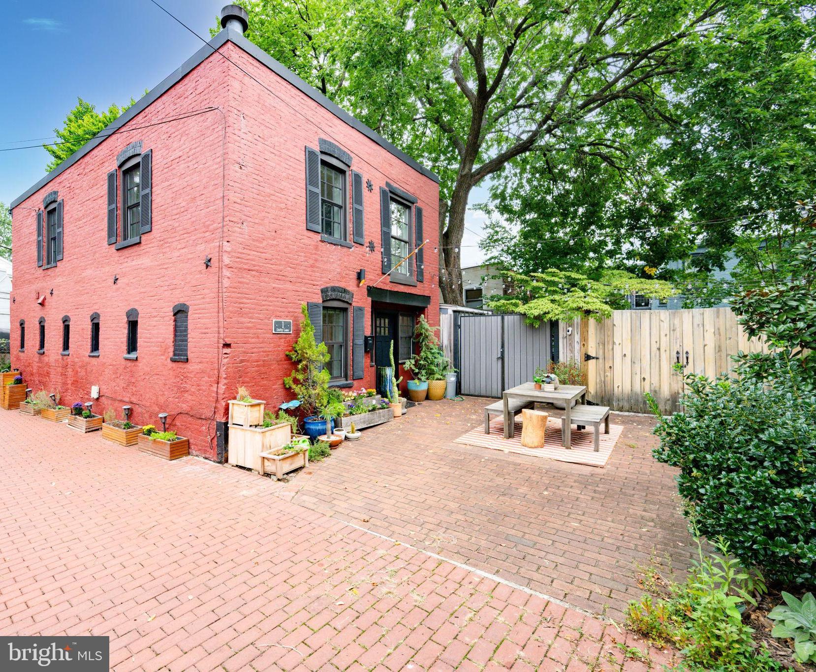 1 DERBY LANE SE