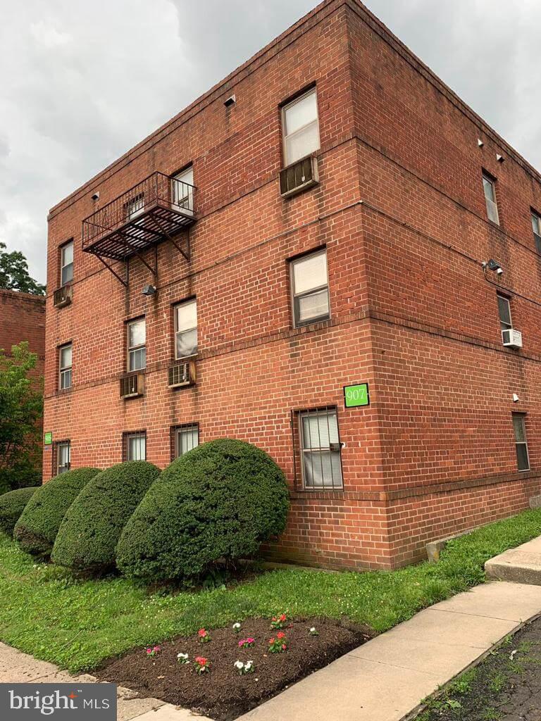 907 E CLIVEDEN STREET 3