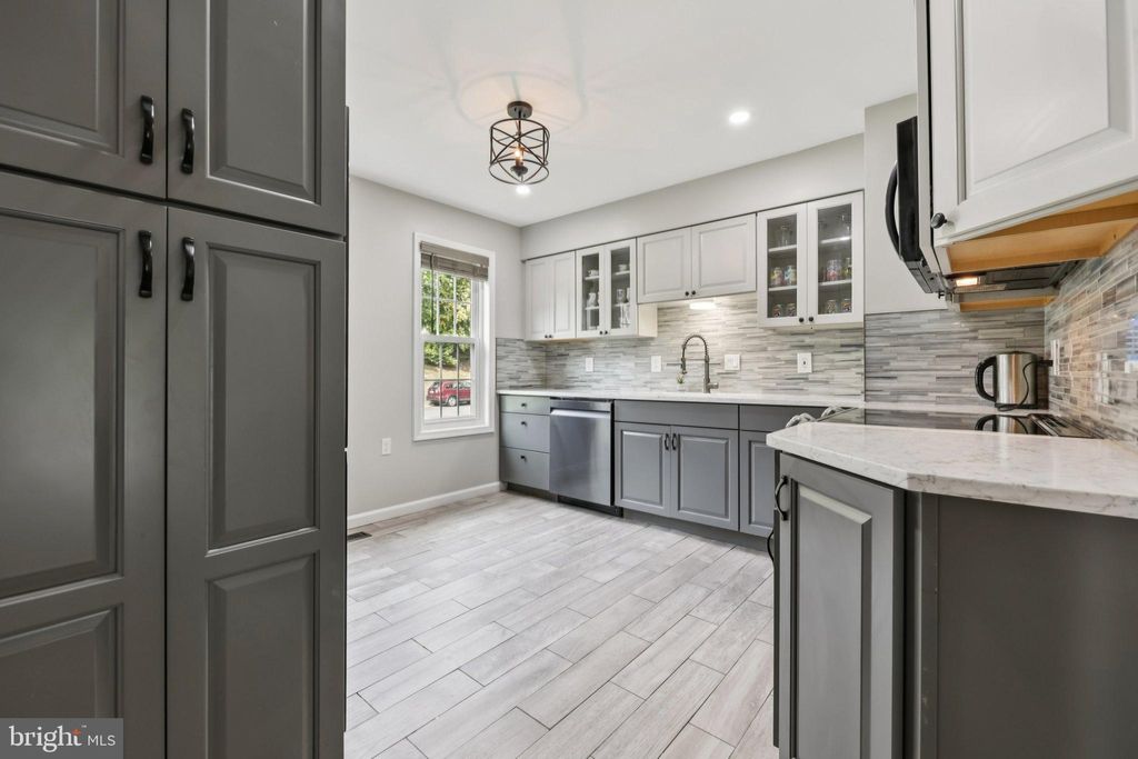 Photo of 11828 Critton Circle, WOODBRIDGE, VA 22192 (MLS # VAPW2105226)
