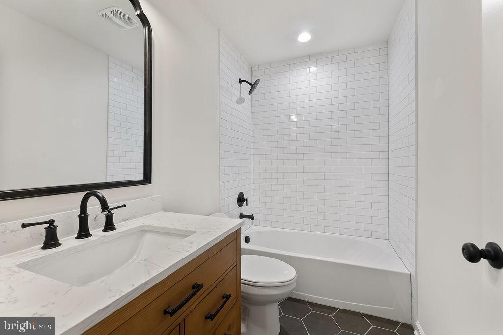 WOODLAND SHORES - Residential