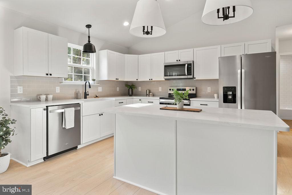 WOODLAND SHORES - Residential