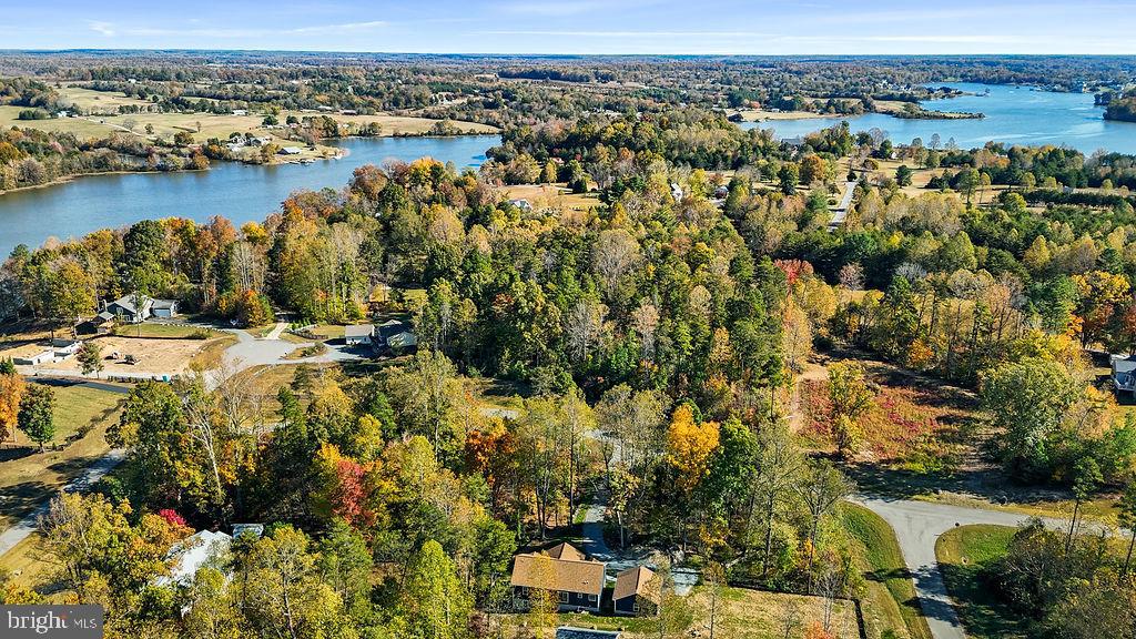 WOODLAND SHORES - Residential