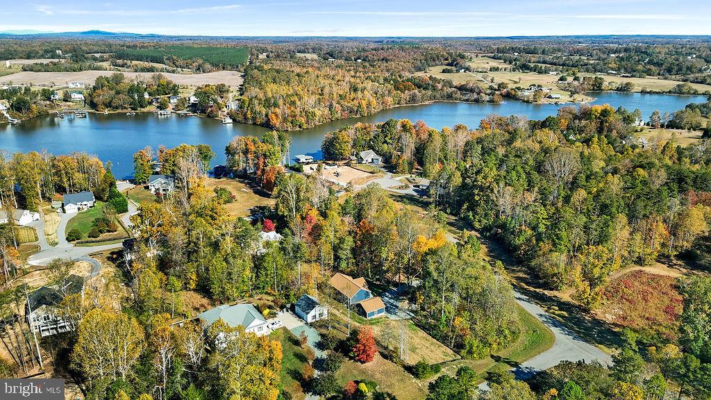 WOODLAND SHORES - Residential