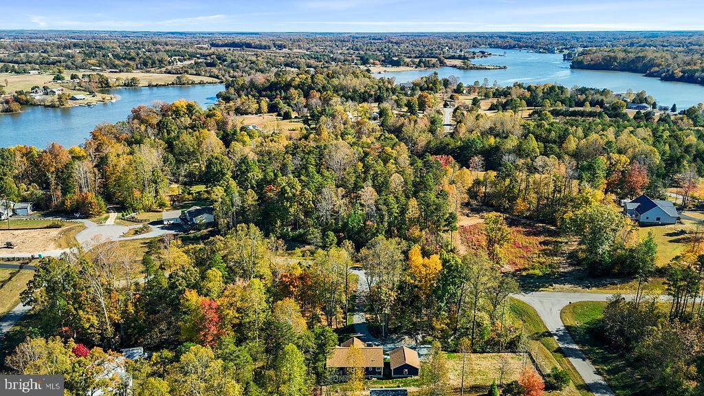 WOODLAND SHORES - Residential