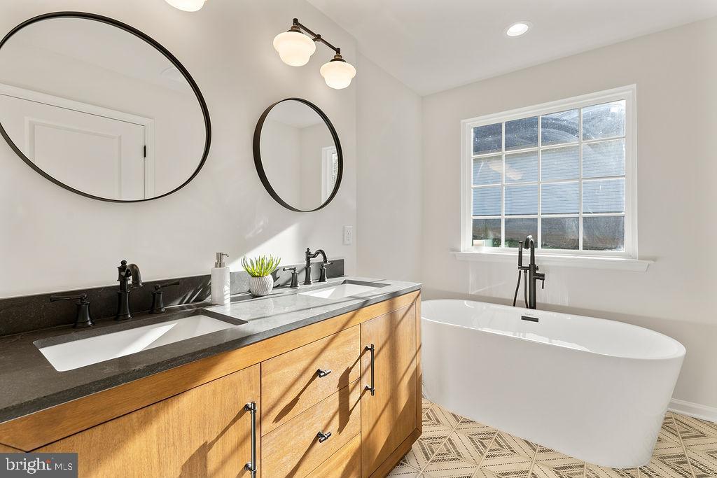 WOODLAND SHORES - Residential