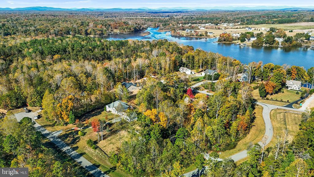 WOODLAND SHORES - Residential