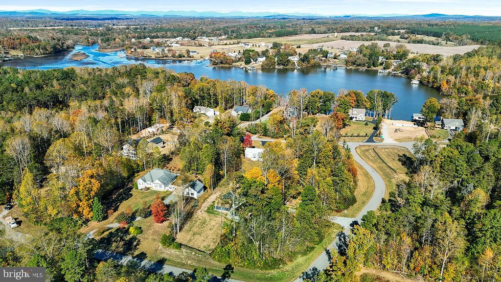 WOODLAND SHORES - Residential