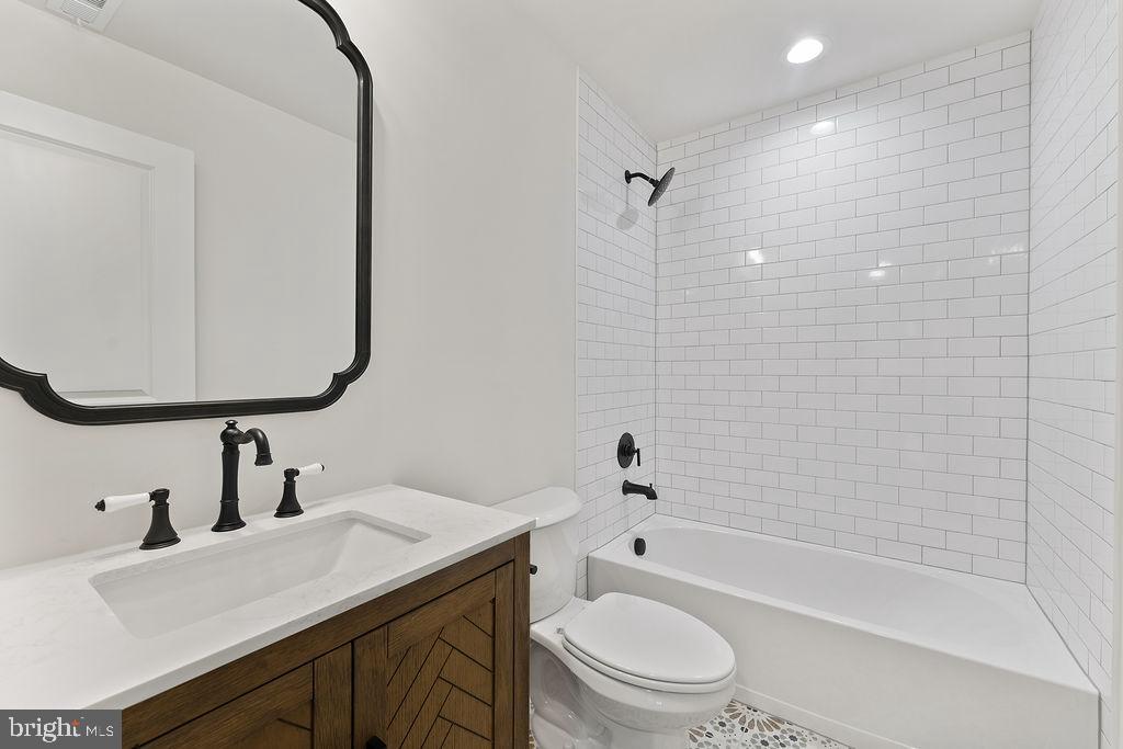 WOODLAND SHORES - Residential