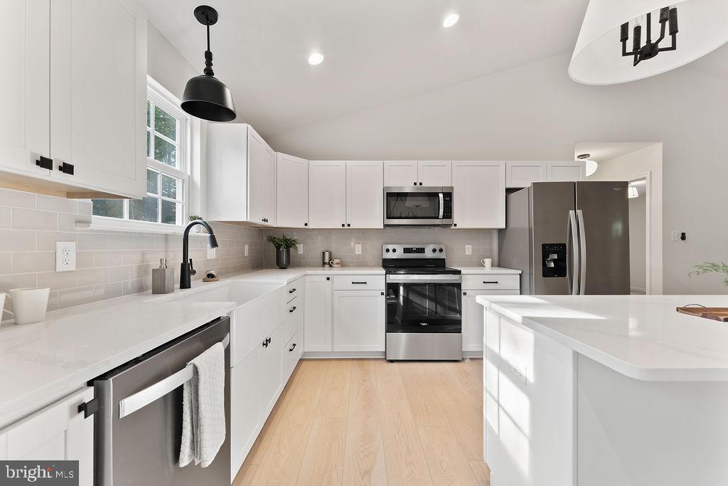 WOODLAND SHORES - Residential