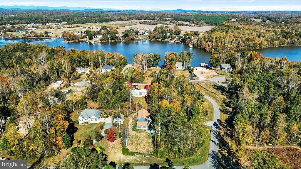 WOODLAND SHORES - Residential