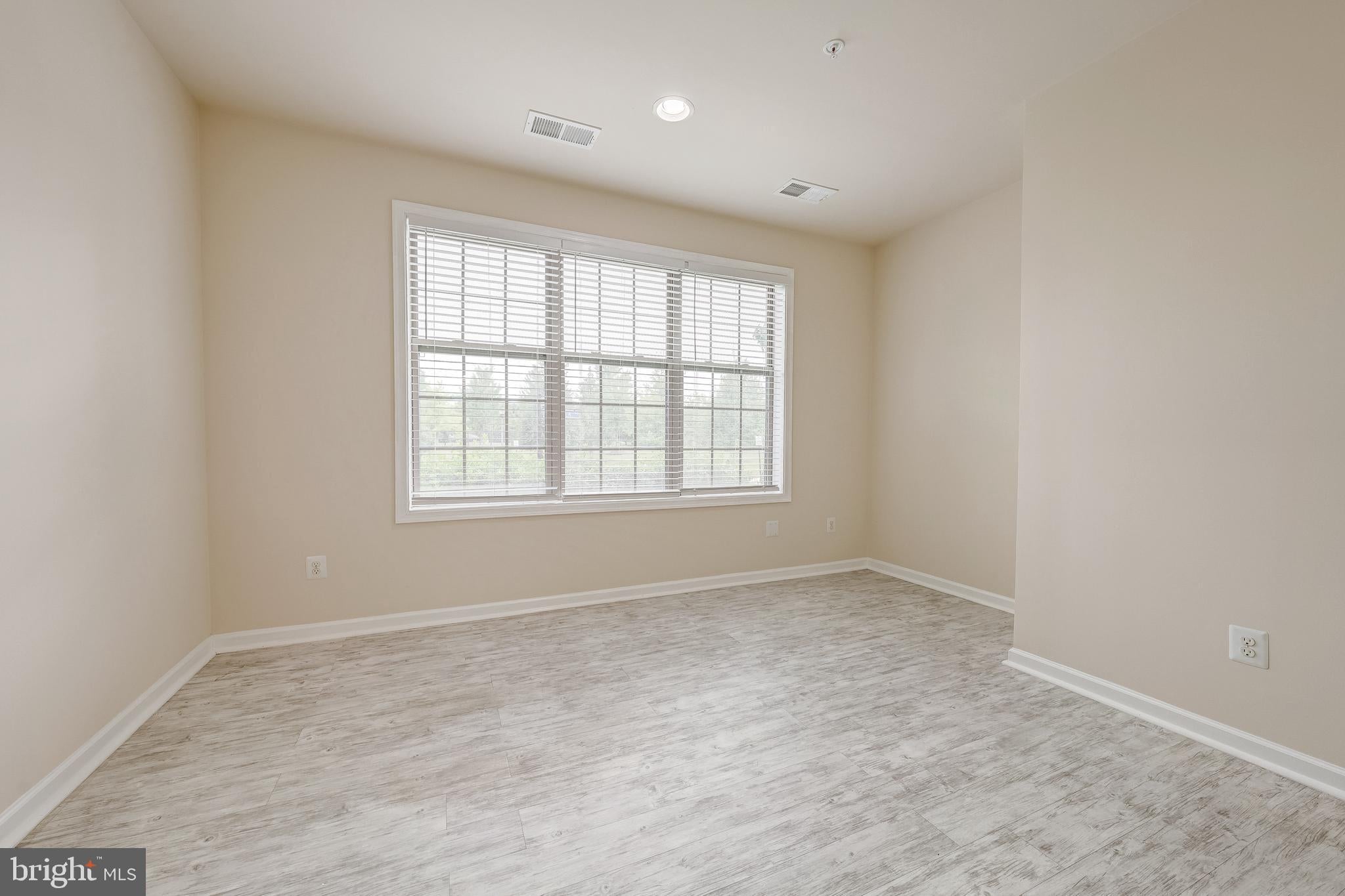 22635 NORWALK SQUARE