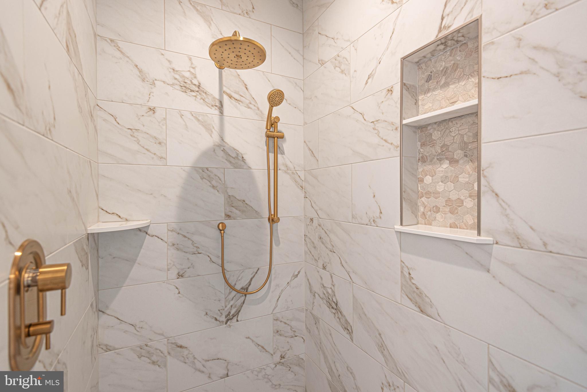 LIGHTHOUSE SOUND - Residential