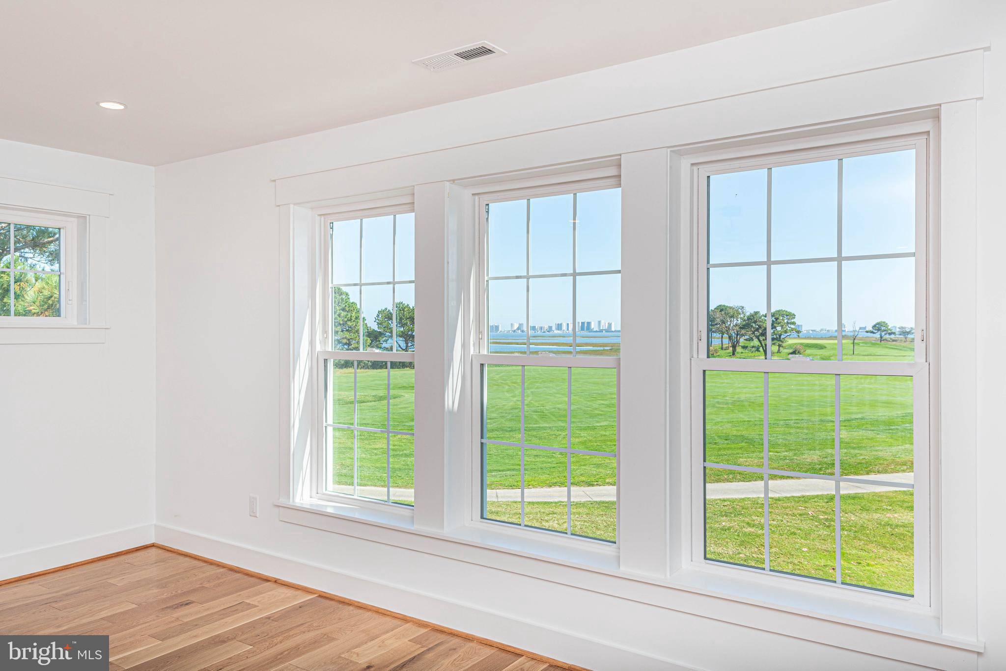 LIGHTHOUSE SOUND - Residential