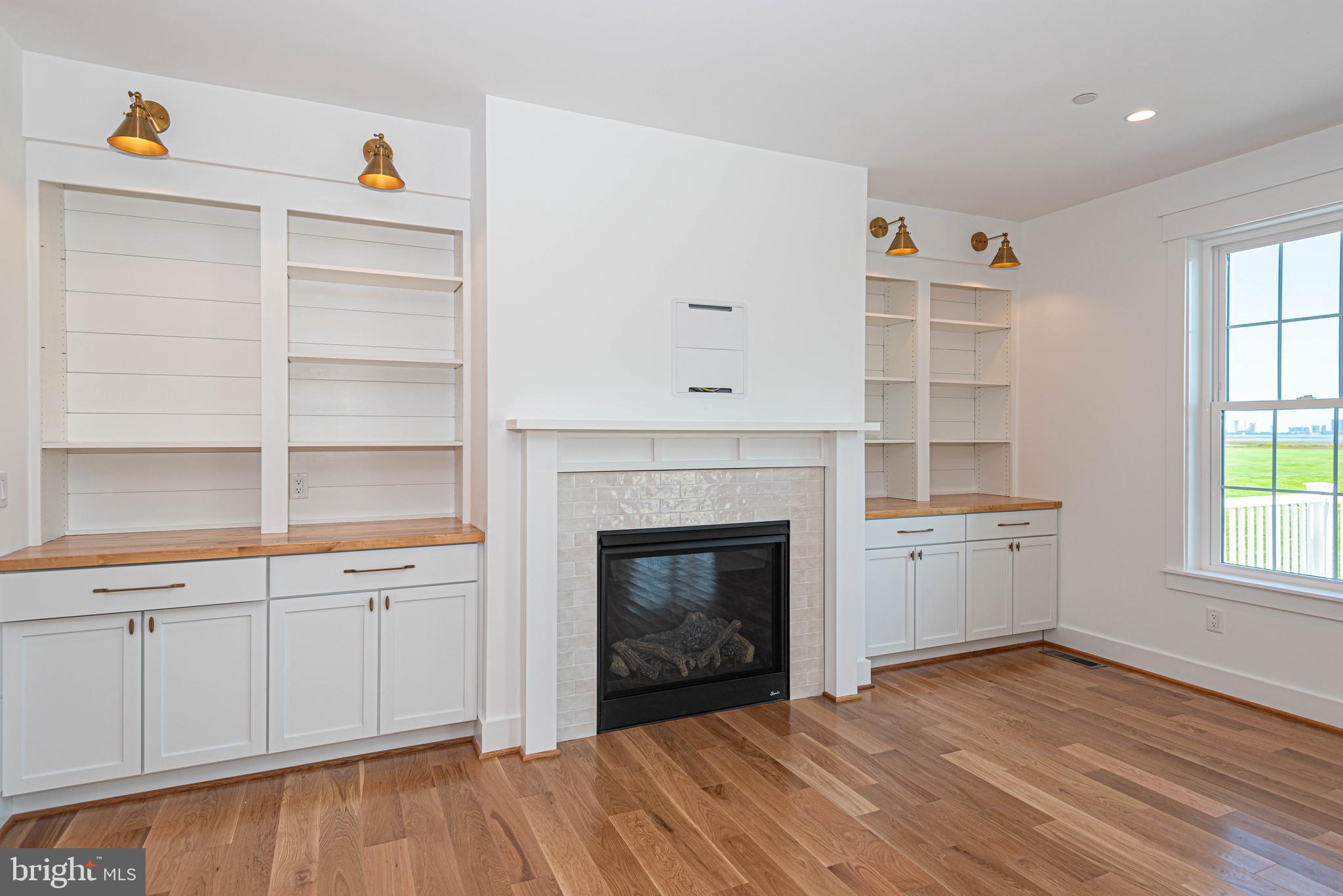 LIGHTHOUSE SOUND - Residential