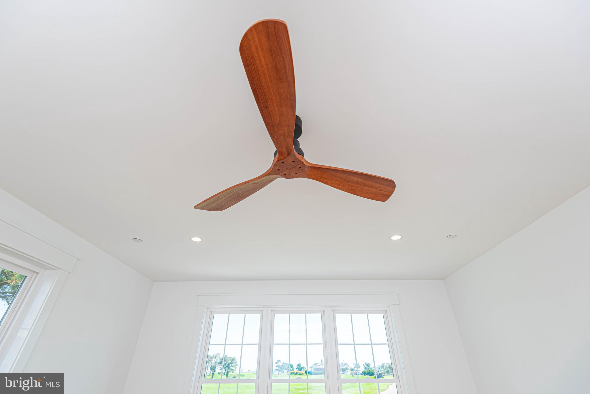 LIGHTHOUSE SOUND - Residential