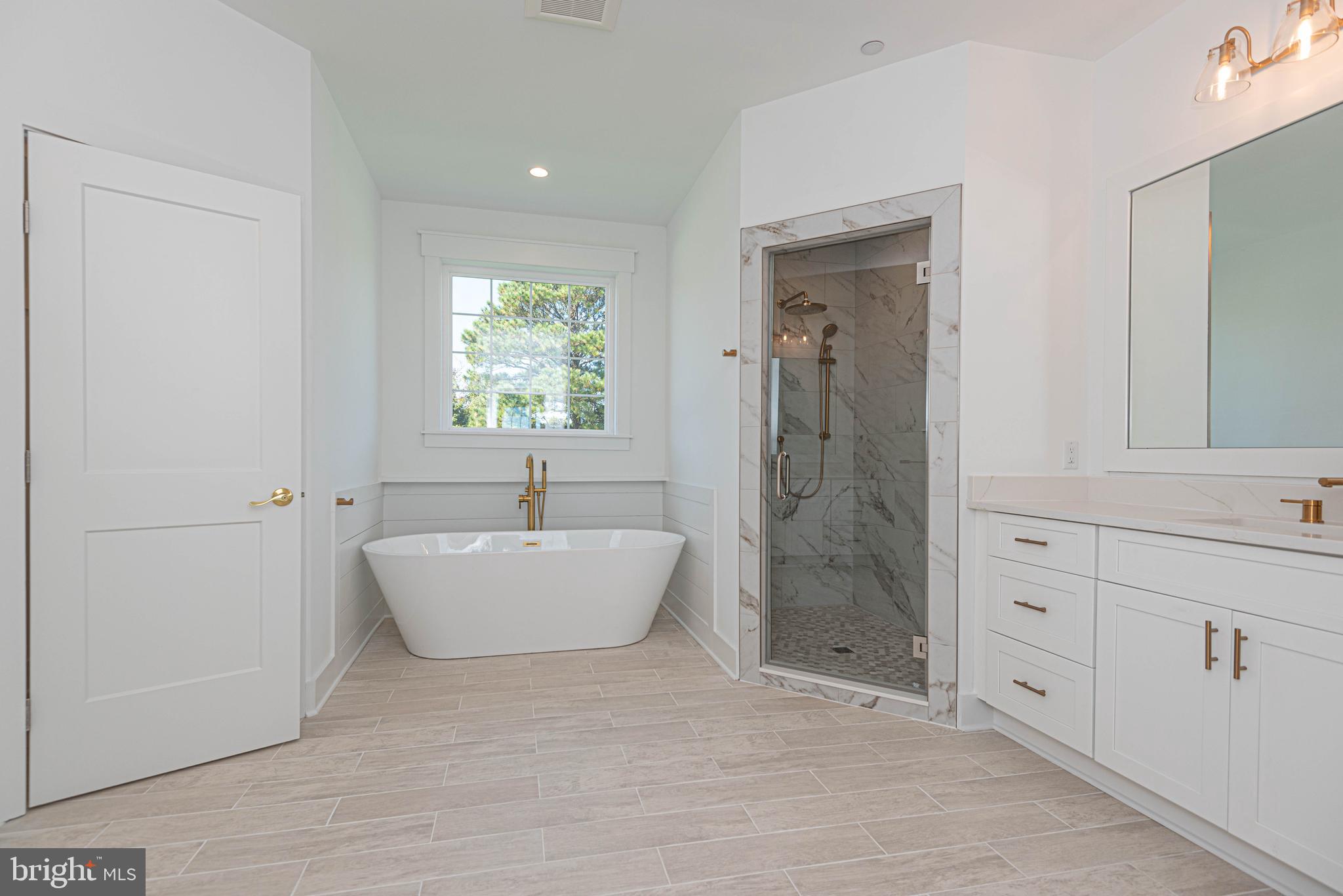 LIGHTHOUSE SOUND - Residential