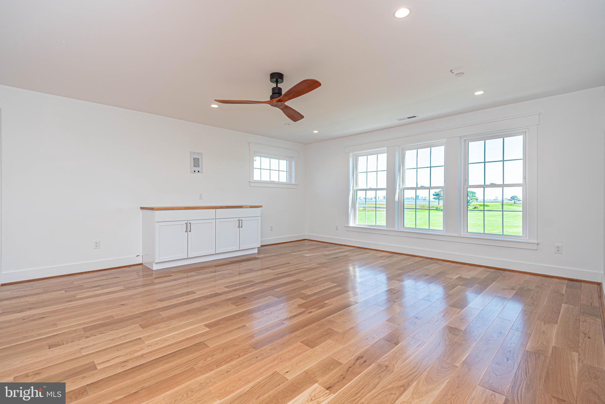 LIGHTHOUSE SOUND - Residential