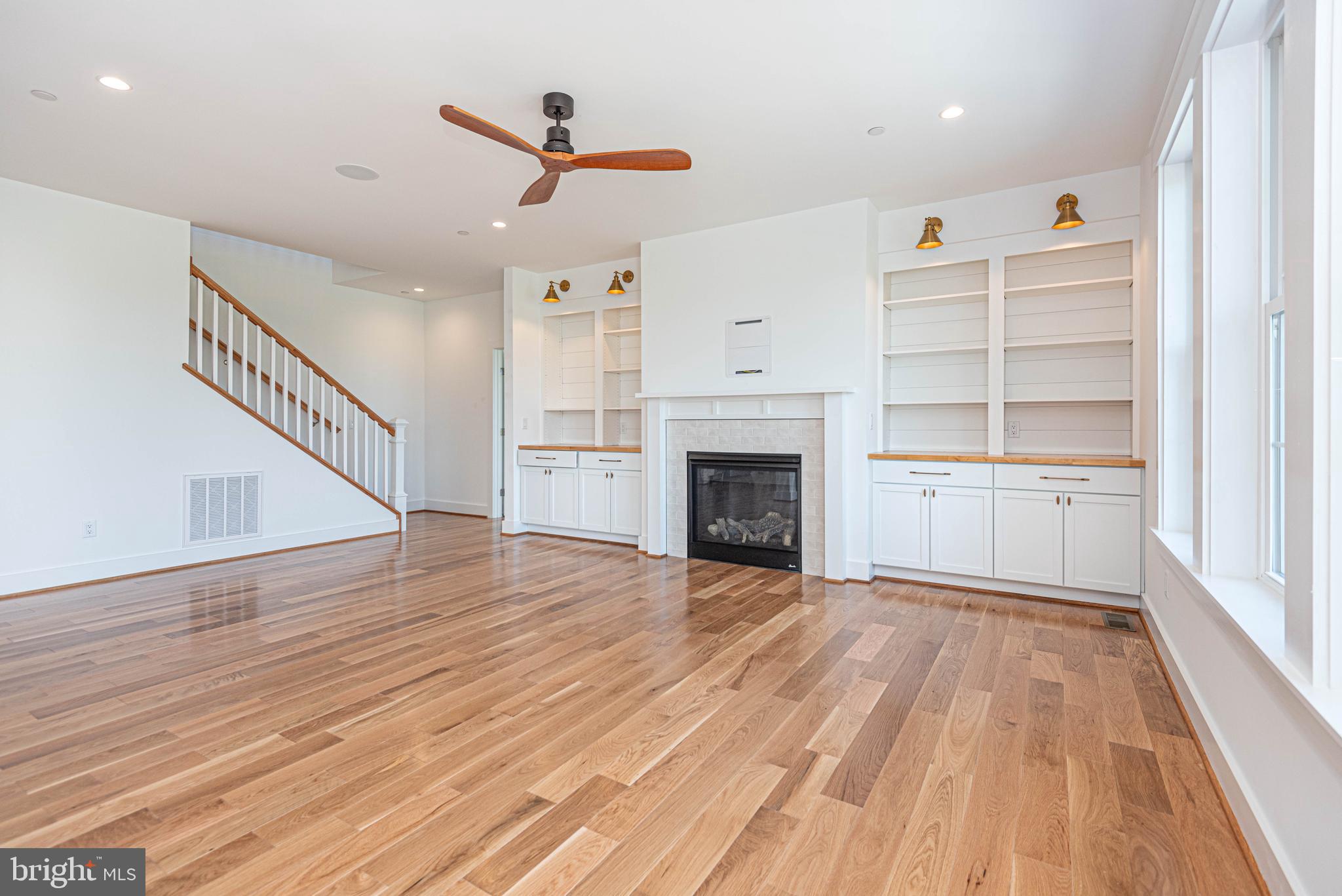 LIGHTHOUSE SOUND - Residential