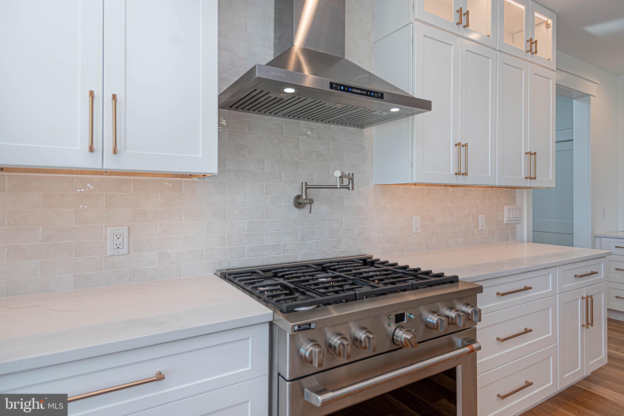 LIGHTHOUSE SOUND - Residential