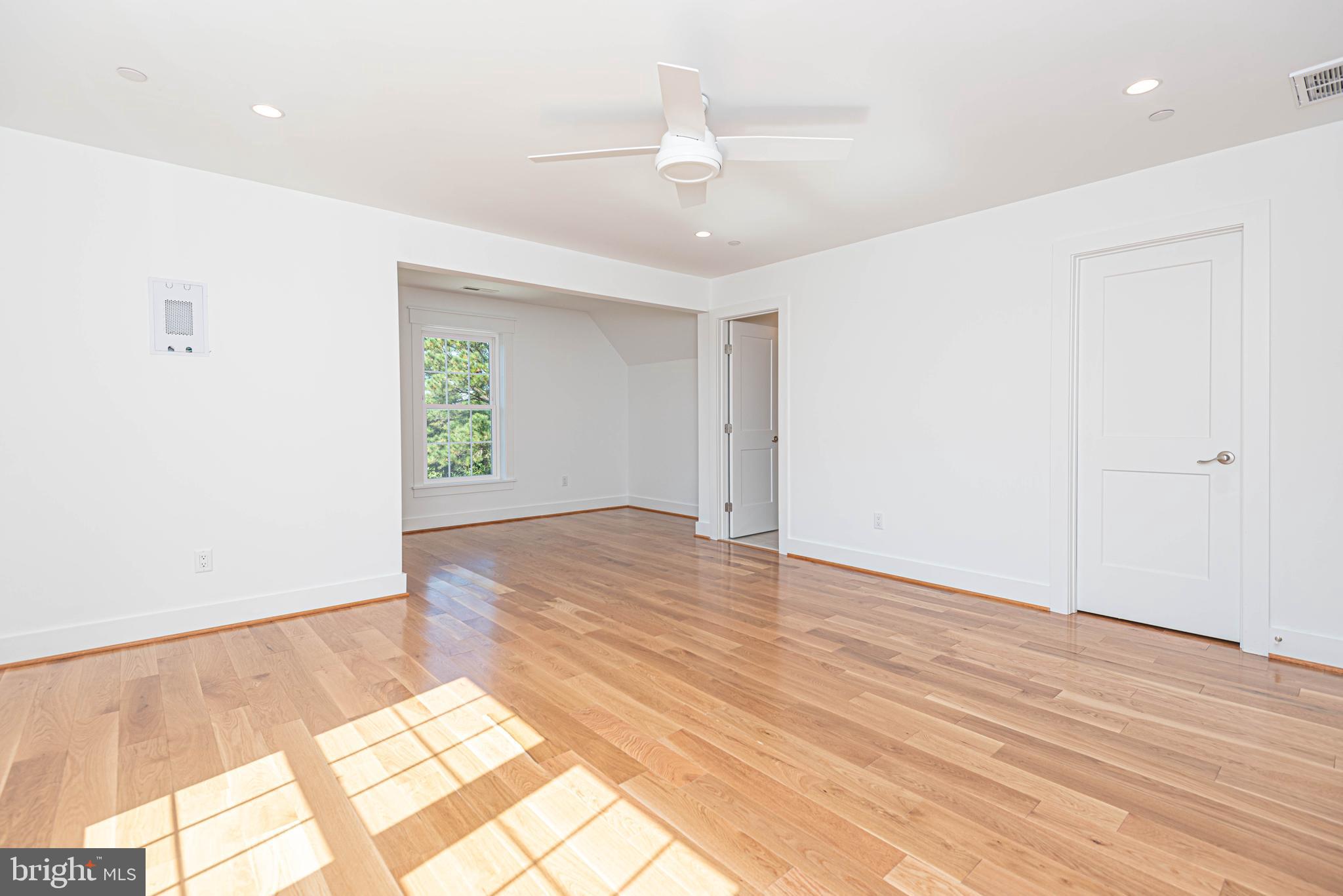 LIGHTHOUSE SOUND - Residential