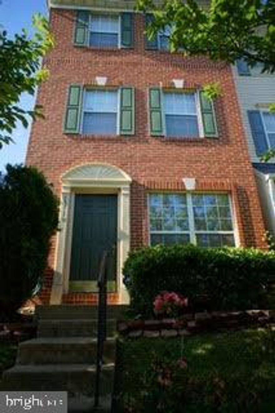 End-Unit Townhouse  3 br, 2 ba, 1700 sqft. in Fair Lakes, friendly and quiet neighborhood.  Bright and modern home with upgraded kitchen, hardwood floors throughout the house, updated bathrooms, and good-sized bedrooms. New refrigerator, new washer dryer, and new dishwasher, new windows!
Fenced in yard and upper-level deck.
Convenient Location!   Close to Fair lakes Shopping Center (Walmart, Target, Starbucks), Whole foods, Costco, Fair Oaks Mall, Best Buy, Ffx Government Center, Wegmans.
Walkable to Stringfellow Park & Ride. Easy access to I-66, I-29, and Fairfax County Parkway (route 286).
Great Schools: Greenbriar West Elementary, Rocky Run Middle, Chantilly HS
Walking distance from tennis courts and children's playground/picnic area. 
Availability: ASAP
Pets: CASE BY CASE. Parking: visitor spots next to the TH;   
Unit has 2 assigned parking spots out front
PRIME LOCATION! Clean and Bright!