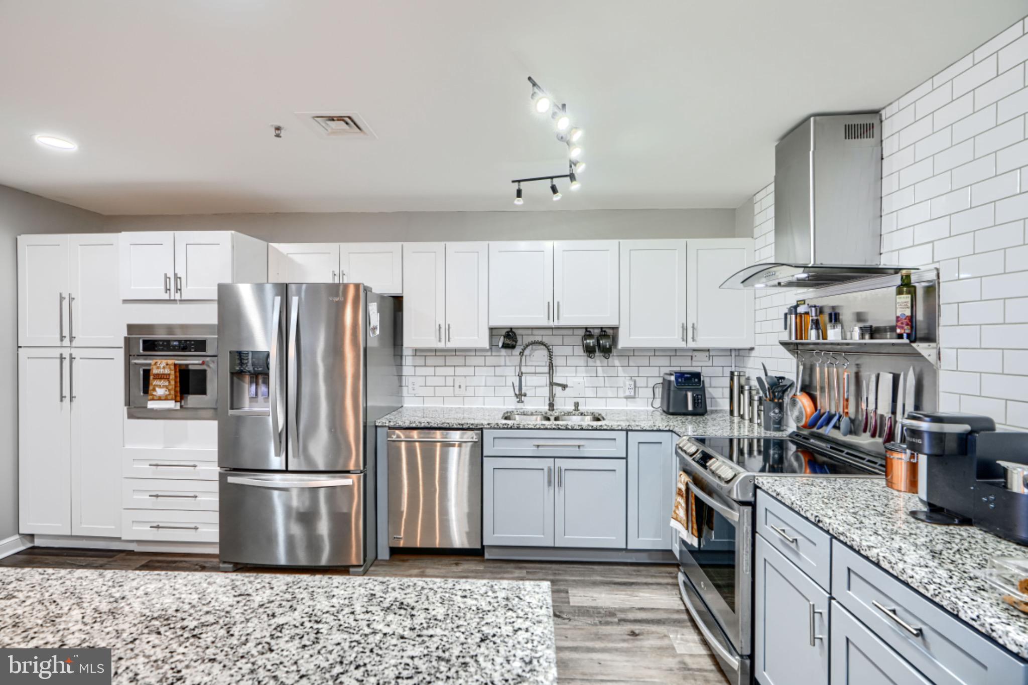 HARBOR COURT CONDOMINIUMS - Residential