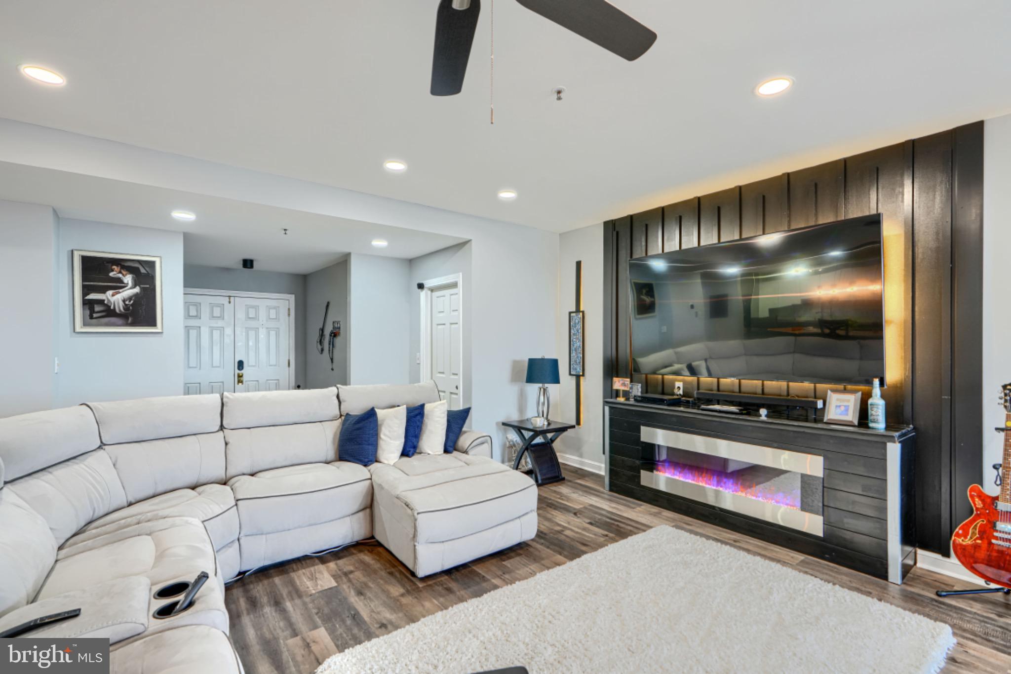 HARBOR COURT CONDOMINIUMS - Residential